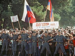 Die Einwohner von Stepanakert, zu Sowjetzeiten Hauptstadt von Berg-Karabach, begrüßen den russischen Präsidenten Boris Jelzin und den kasachischen Präsidenten Nursultan Nasabajew, am 21. September 1991.