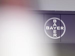 Das Logo der Bayer AG zu sehen an einem Dach der Bayer AG in Monheim.