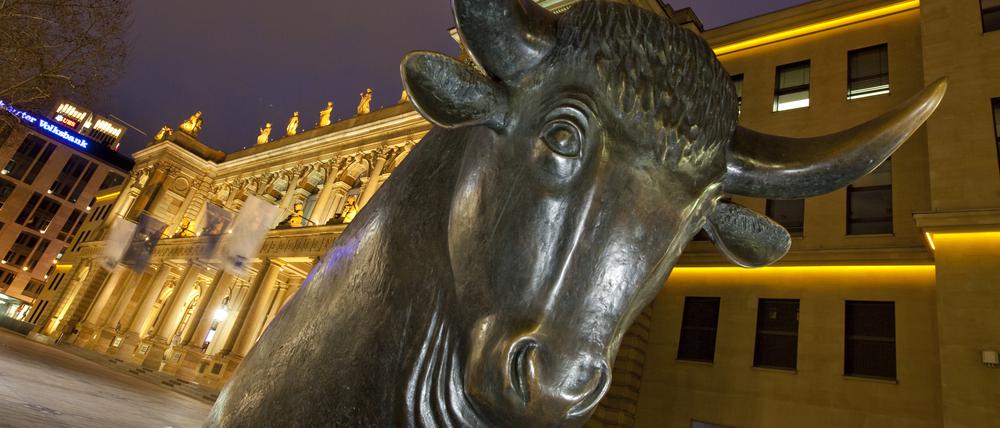 Die Bronzeplastik eines Bullen, Symbol für den Aufwärtstrend an den Börsen, steht vor der Börse in Frankfurt am Main.