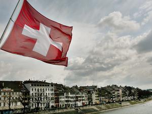 Die Schweizer Fahne auf der Mittleren Brücke in Basel .