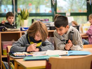 Der Berliner Senat will die sogenannte Brennpunktzulage für Lehrkräfte um ein Schuljahr verlängern.