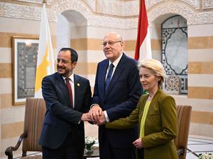 Libanons Premierminister Najib Mikati (Mitte) posiert für ein Foto mit der Präsidentin der Europäischen Kommission, Ursula von der Leyen, und dem zypriotischen Präsidenten Nikos Christodoulides im Regierungssitz in Beirut am 2. Mai 2024. 