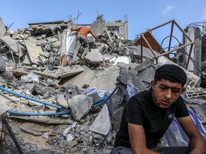 Palästinenser inspizieren die massive Zerstörung des Hauses einer Familie nach der Bombardierung durch israelische Kampfflugzeuge.