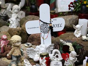 An der Stelle, wo der tödlich verletzte sechsjährige Joel im September 2023 gefunden wurde, erinnern Kreuze, Kerzen und Figuren an den Jungen. 
