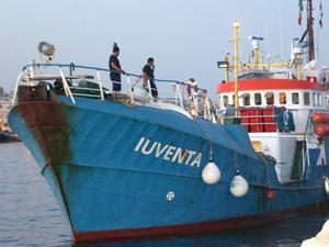 Das Rettungsschiff „Iuventa“ der deutschen Hilfsorganisation „Jugend Rettet“ liegt im Hafen von Lampedusa, kurz bevor es von der Küstenwache für weitere Untersuchungen ins sizilianische Trapani gebracht wurde.