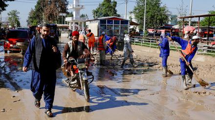 Gemeindearbeiter säubern die Straßen nach Überschwemmungen im Distrikt Sheikh Jalal, Provinz Baghlan.