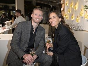 Ex-Fußballer Andre Schürrle mit Ehefrau Anna Sharypova bei der Ausstellungseröffnung des Champagner-Hauses Ruinart im ehemaligen Tacheles-Komplex.