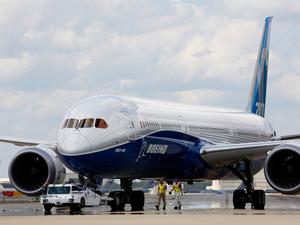 Die erste Boeing 787-10 Dreamliner steht 2017 nach ihrem Jungfernflug auf dem Charleston International Airport in North Charleston (USA). 