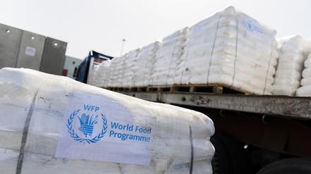 Humanitäre Hilfsgüter des Welternährungsprogramm der Vereinten Nationen am Grenzübergang Kerem Schalom zum Gazastreifen auf israelischer Seite. 
