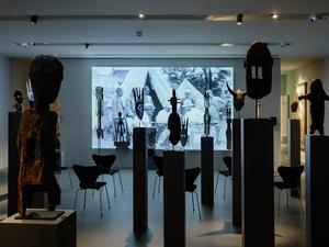Kader Attias Installation „The Object‘s Interlacing“ von 2020 zeigt Kopien kolonialer Objekte aus dem Musée d’Orsay zusammen mit einem Film, in dem sich Experten zum Thema Restitution äußern.