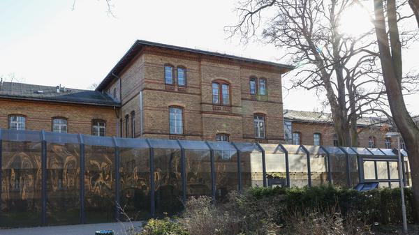 Blick auf eines der Gebäude vom Krankenhaus-Maßregelvollzug für als psychiatrisch auffällig oder suchtkrank eingestufte Straftäter auf dem Gelände der Karl-Bonhoeffer-Nervenklinik.