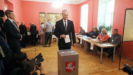 Litauens Präsident Gitanas Nauseda bei der Stimmabgabe in einem Wahllokal in Vilnius.