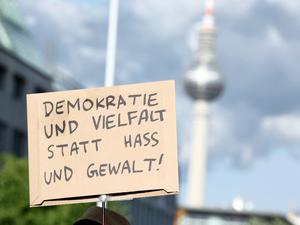 Plakat auf einer Solidaritätsdemonstration nach dem Angriff auf den SPD-Politiker Matthias Ecke in Dresden.