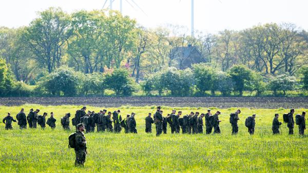 Bundeswehrsoldaten suchen mit einer Menschenkette auf einem Feld  bei Kranenburg nach dem vermissten Arian aus Elm.