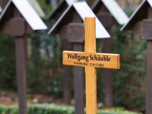 Ein Kreuz kennzeichnet am Rande der Trauerfeier für Wolfgang Schäuble die Grabstätte auf dem Friedhof.