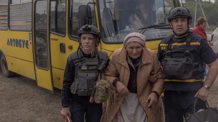 Eine evakuierte Frau kommt in einem Bus an einem Evakuierungspunkt in der Region Charkiw an.