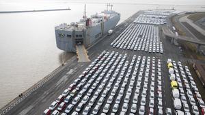 Fahrzeuge des Volkswagen Konzerns stehen im Hafen von Emden zur Verschiffung bereit.