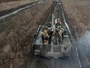 Auf diesem Foto, das vom Pressedienst des russischen Verteidigungsministeriums am Samstag, den 13. April 2024, veröffentlicht wurde, fahren Soldaten der russischen Armee mit ihrem gepanzerten Fahrzeug in Stellung und feuern auf ukrainische Stellungen an einem nicht näher bezeichneten Ort in der Ukraine 