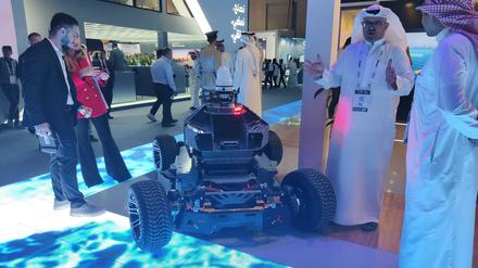 Ein Prototyp eines Polizeiroboters auf dem Stand des Emirates Dubai.
