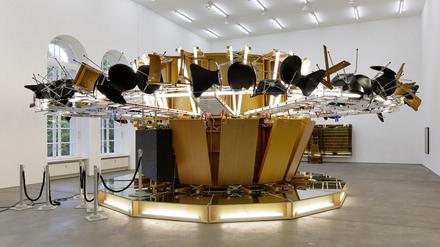 Die Installation „Kasse beim Fahrer“ von Reinhard Mucha in der Galerie Sprüth Magers Berlin.