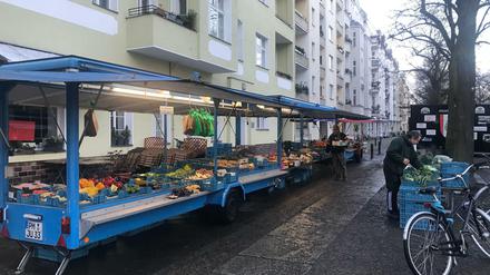 Der kleine Wochenmarkt in der Suarezstraße könnte doch weiter offen bleiben.