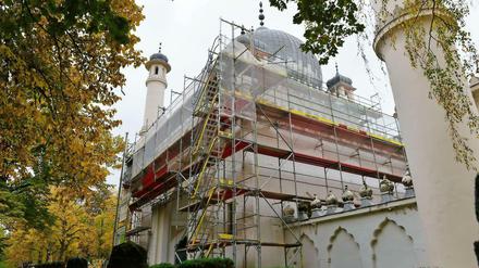 Seit 88 Jahren gibt es die Berliner Moschee in Wilmersdorf. Für die Sanierung sind Teile des Baudenkmals nun eingerüstet.