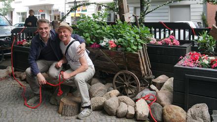 Jörg Winners und Hans Jürgen Zschäbitz von der Nachbarschaft-Initiative Fritschestraße sitzen auf einem von ihnen mit Blumen gestalteten Parklet.