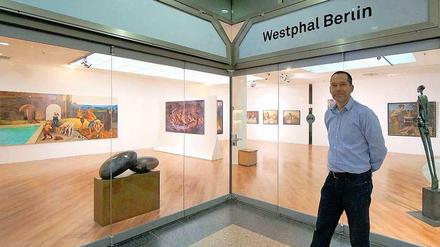 Stefan Westphal betreibt seine Galerie in einem früheren Laden im Ku'damm-Karree. Dieses Bild zeigt im Hintergrund eine frühere Ausstellung.