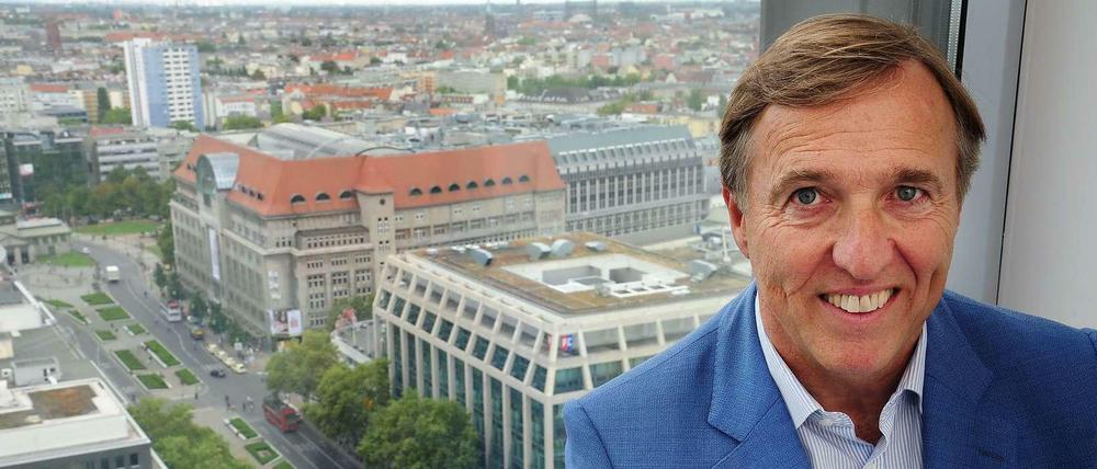 Klaus-Jürgen Meier ist Vorstandsvorsitzender der Arbeitsgemeinschaft City. Das Bild zeigt ihn im Bürohochhaus des Europa-Centers. 