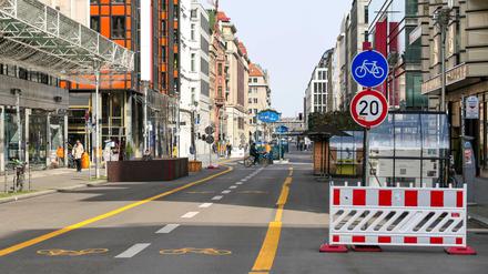 Zunächst bis Oktober bleibt der autofreie Teil der Friedrichstraße mit mittigem Radweg erhalten. Einige Details wurden und werden noch ergänzt.