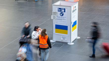 Hinweise für Geflüchtete Ukrainer auf dem Berliner Hauptbahnhof. 