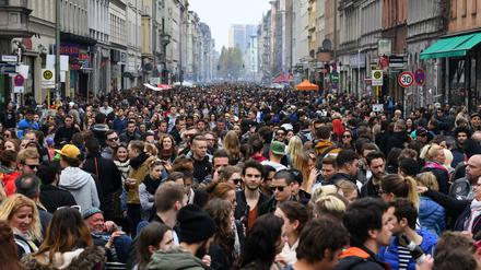 Zahlreiche Menschen feiern in Kreuzberg beim "Myfest" den 1. Mai. 