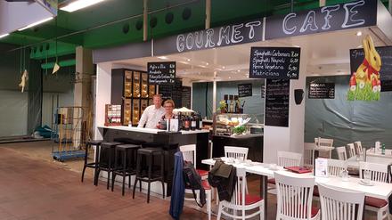 Felix Schönebeck besucht Inhaberin Dina Matijevic im Gourmet Café in der Tegeler Markthalle.