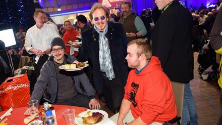 Musiker Frank Zander verteilt Weihnachtsgans an die bedürftigen Gäste.
