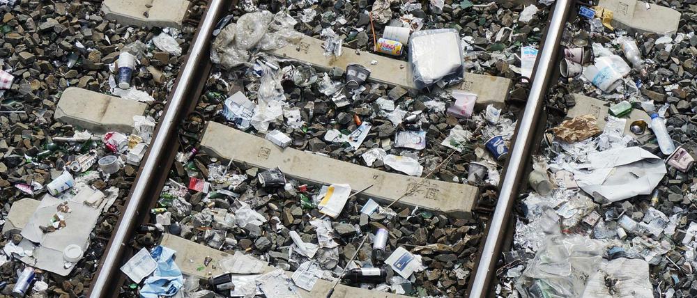 Müll auf den Bahngleisen ist für die Deutsche Bahn ein großes Problem in Berlin.