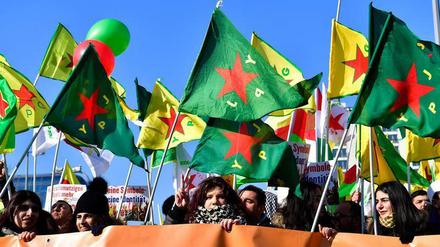 In Frankreich werden Kämpfer der YPG/YPJ in Paris empfangen, in Deutschland können ihre Symbole verboten werden. Demo in Berlin.