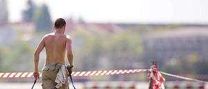 Körperkult. Ein Mann zeigt auf dem Tempelhofer Feld, was er außer zwei Hunden noch so zu bieten hat.