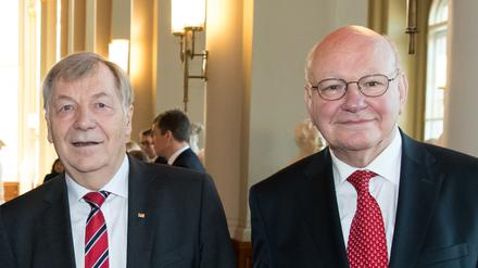 Michael Müller (2.v.l., SPD), Regierender Bürgermeister von Berlin, und die ehemaligen Regierenden Bürgermeister von Berlin, Eberhard Diepgen (2.v.r., CDU), Walter Momper (r, SPD) und Klaus Wowereit (l, SPD). 