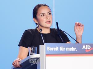 Mary Kahn-Hohloch, Kandidatin für einen Listenplatz der AfD für die Europawahl, spricht auf der AfD- Europawahlversammlung in der Messe Magdeburg. 