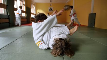 Zwei Kinder beim Judo: Bisher waren solche Kontaktsportarten gar nicht oder nur mit starken Einschränkungen erlaubt. Das soll sich jetzt ändern.