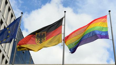 Die Senatsverwaltung für Inneres teilte am Dienstag mit, die Beflaggungsverordnung für das Land Berlin zu ändern.