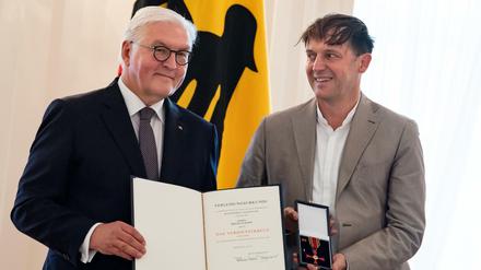 Bundespräsident Frank-Walter Steinmeier überreicht Birger Schmidt aus Berlin den Verdienstorden der Bundesrepublik Deutschland.