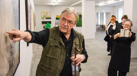 Der Künstler und sein Werk. Matthias Koeppel führt durch die Zitadelle Spandau, wo ihm aus Anlass seines 80. Geburtstags eine Ausstellung gewidmet ist. 