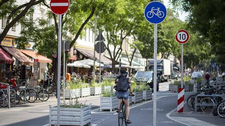 Seit 2021 gilt in der Kreuzberger Bergmannstraße ein Tempolimit von 10 für Radfahrer - berlinweit einmalig. 