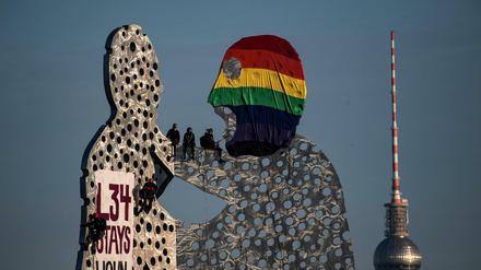 Aktivisten und Liebig34-Unterstützer besetzten am frühen Morgen die Skulptur "Molecule Man" in Treptow.