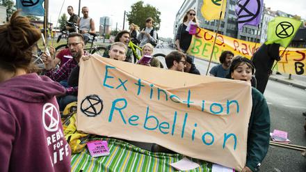 Klimaaktivisten und -aktivistinnen von Extinction Rebellion bei einer Straßenblockade in Berlin am 5. September.