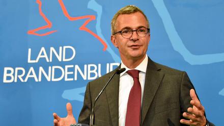 Brandenburgs damaliger Wirtschaftsminister Albrecht Gerber(SPD).