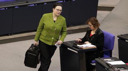 Andrea Nahles, Vorsitzende der SPD, biegt im Bundestag um die Ecke.