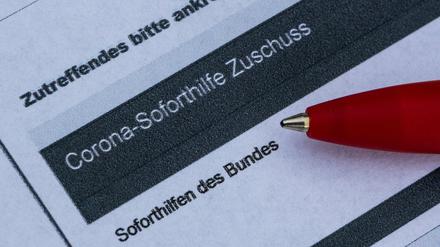Seit Beginn der Corona-Pandemie sind in Berlin knapp 11.800 Ermittlungsverfahren wegen des Verdachts auf Betrügereien bei Corona-Hilfszahlungen eingeleitet worden.
