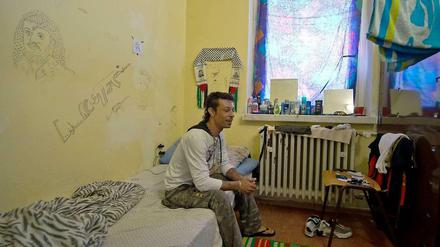 Ein Asylbewerber in seinem Zimmer im Wohnheim der Zentralen Ausländerbehörde des Landes Brandenburg in Eisenhüttenstadt.